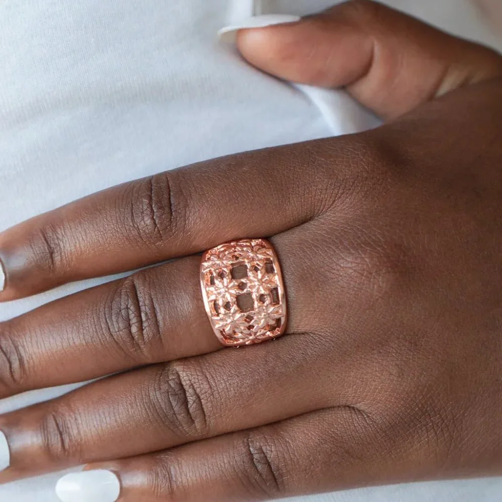 Paparazzi Jewelry Accessories - Crazy About Daisies - Rose Gold Ring - Vintage